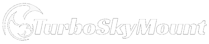 Logo TurboSkyMount blanc avec un élément circulaire à gauche et le texte "TurboSkyMount", sur fond neutre.